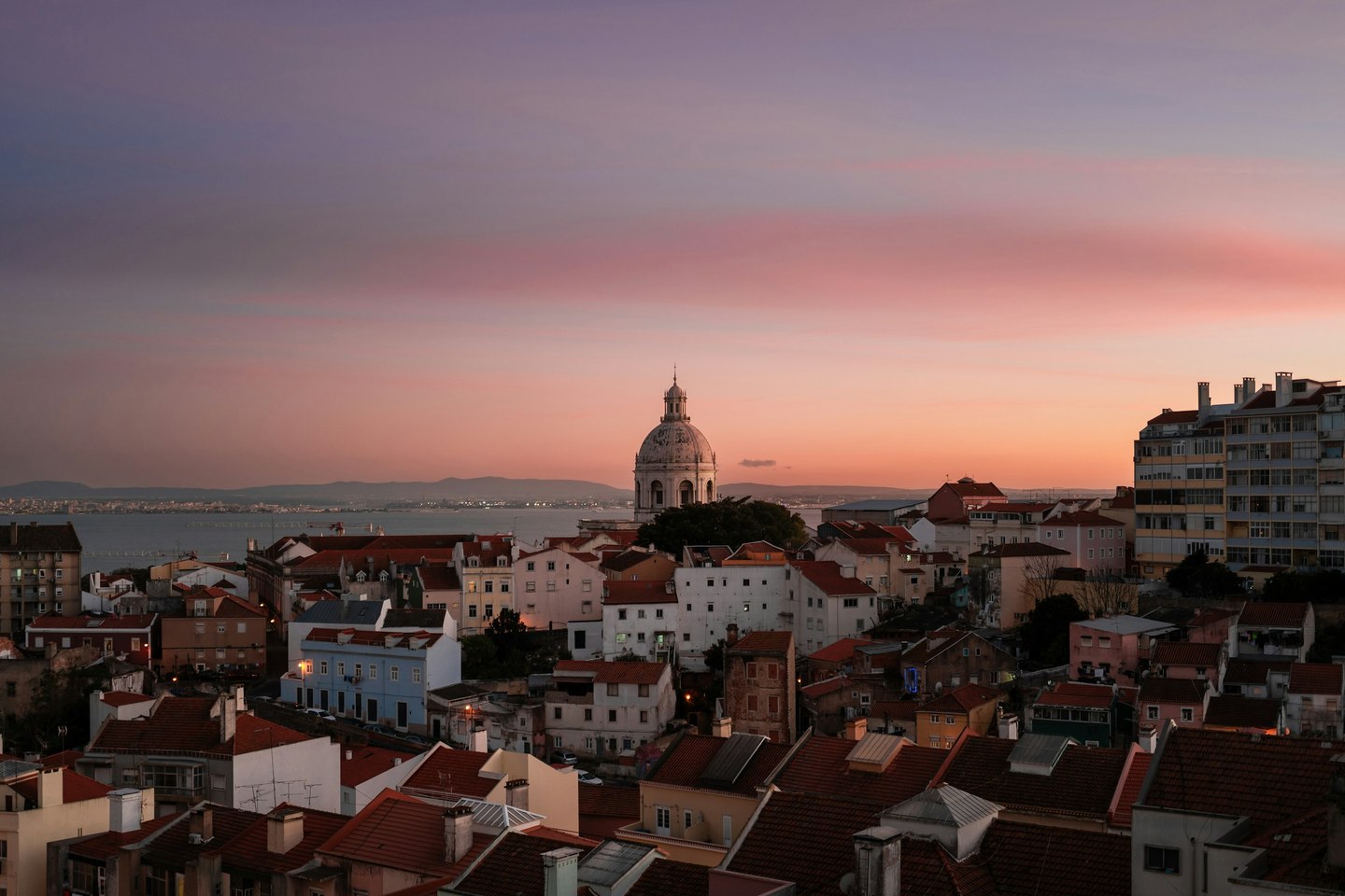 Los tejados de Lisboa y el río al atardecer
